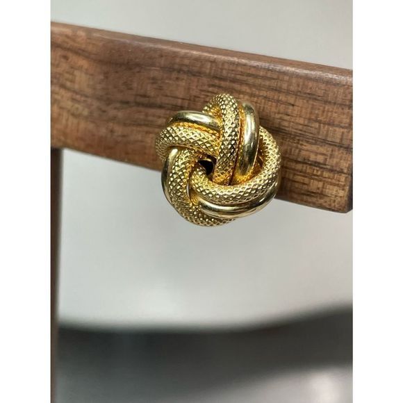 SOLD! 14k yellow gold textured love knot earrings - Picture 6 of 8